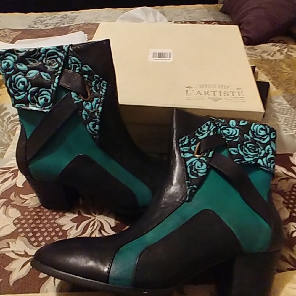 Boots - Picture 6 of 7
